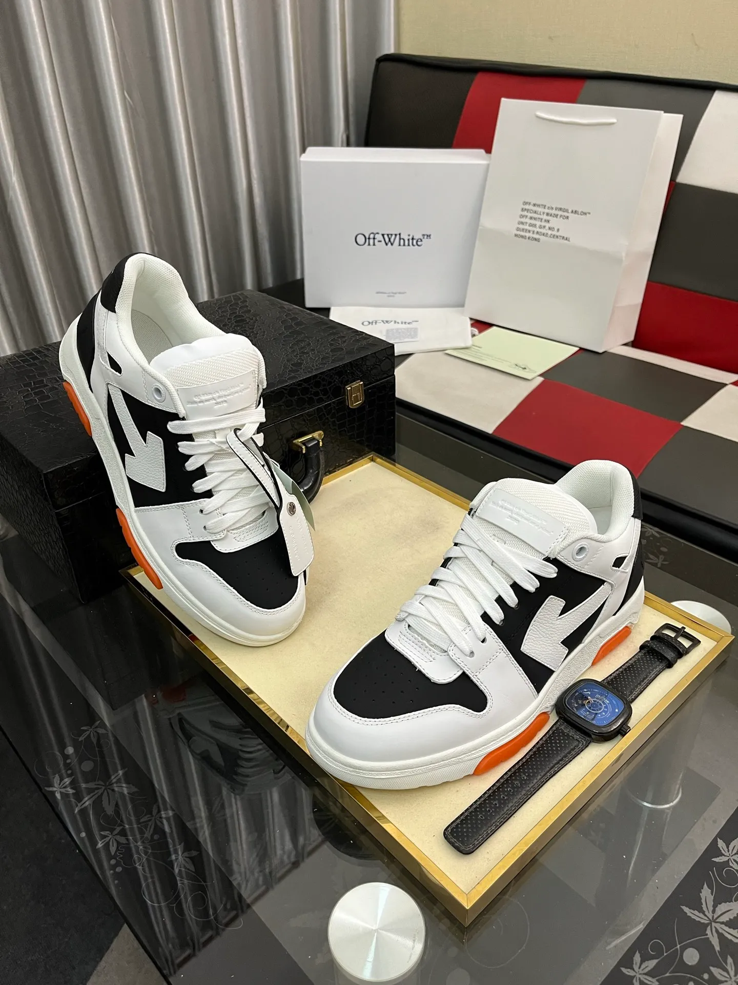 Men's shoes 💰600⌚️⌚️ OFF-White C/O VirGil Abloh fashionable and versatile casual shoes. Exclusive first release of the new model. Made of environmentally friendly cowhide leather and mesh fabric upper material. The insole is embedded with foam cushioning EVA material. The correct midsole is equipped with EVA lightweight cushioning. External tooth nail rubber outsole. The correct accessories can be customized simultaneously. Women's model: 35-40 Men's model: 39-45
